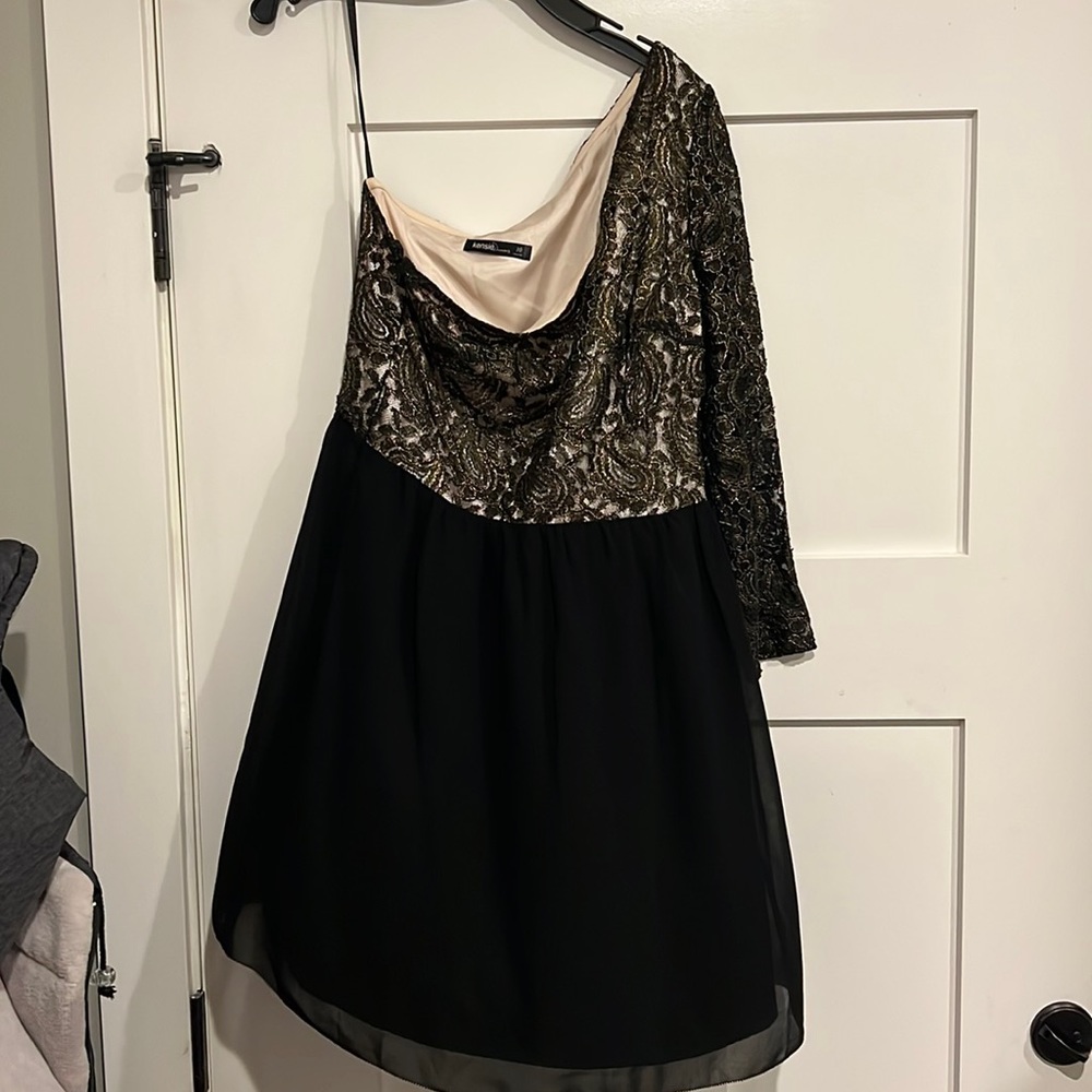 Perfect holiday party, on sleeve dress! Super flattering